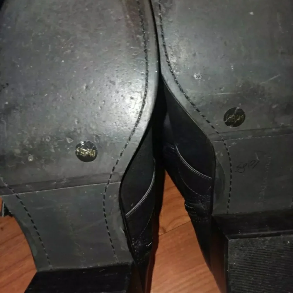 Stylish Black Leather Boots - Picture 3 of 4